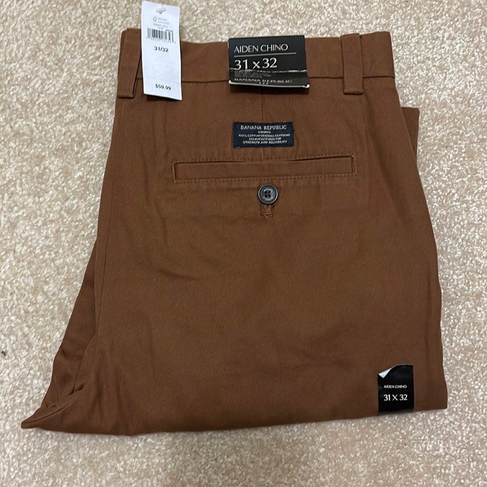 Banana Republic Aiden Chino slim fit 31x32 RARE Size & Color.  Slim tapered leg.